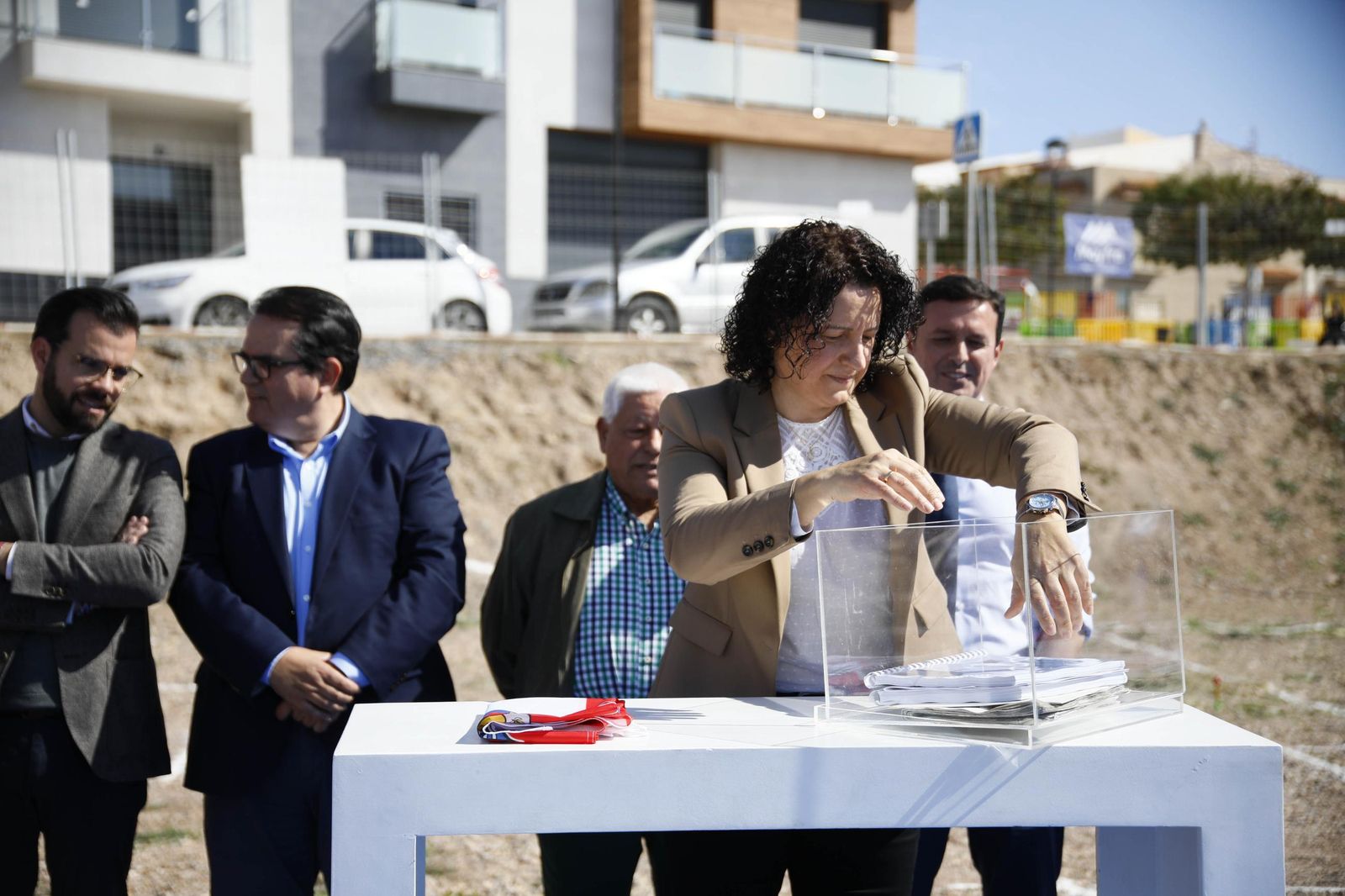 Las imágenes de la primera piedra del Centro de mayores en Balanegra