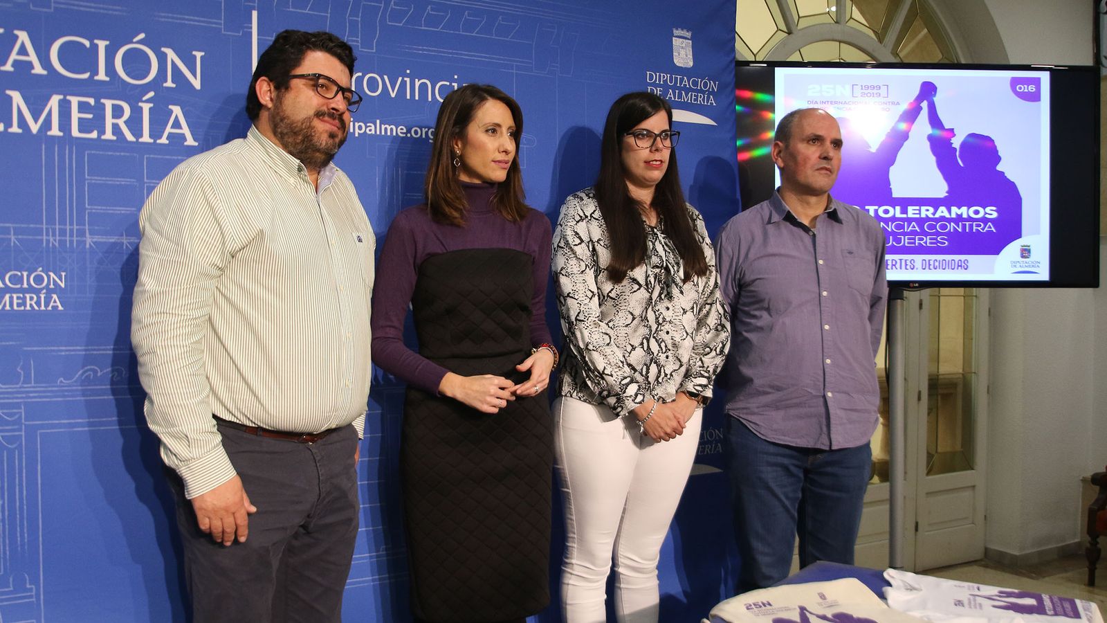 La diputada Carmen Belén López; la alcaldesa de Laujar, Almudena Morales; el alcalde de Fiñana, Rafael Montes y el director del IES Sierra Nevada, Luis Lombardero