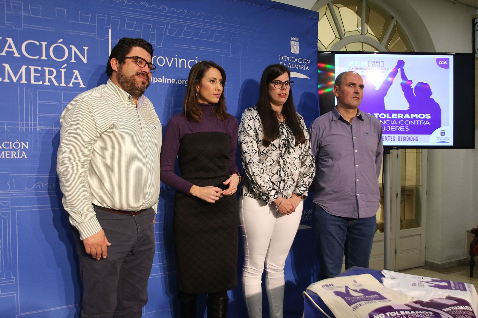 La diputada Carmen Belén López; la alcaldesa de Laujar, Almudena Morales; el alcalde de Fiñana, Rafael Montes y el director del IES Sierra Nevada, Luis Lombardero