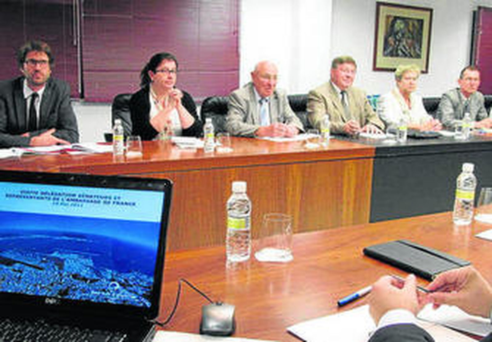 Los senadores franceses, en el puerto Bahía de Algeciras.