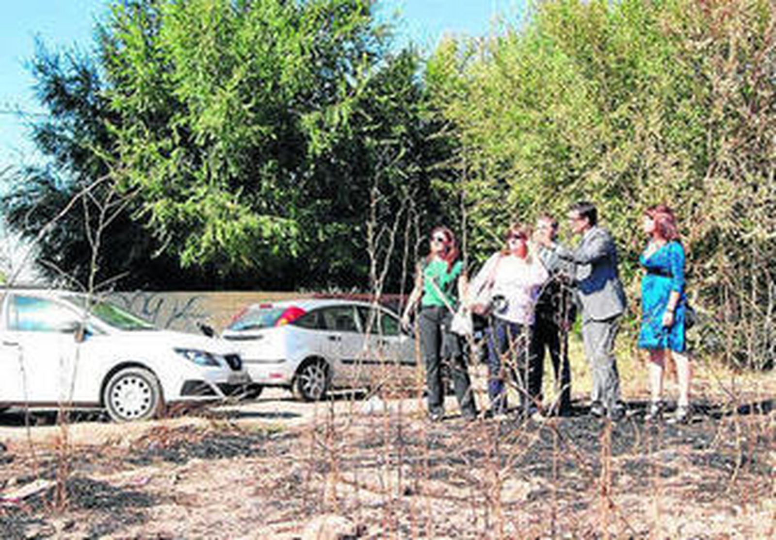 El grupo municipal socialista en la puerta del colegio Juan XXIII.