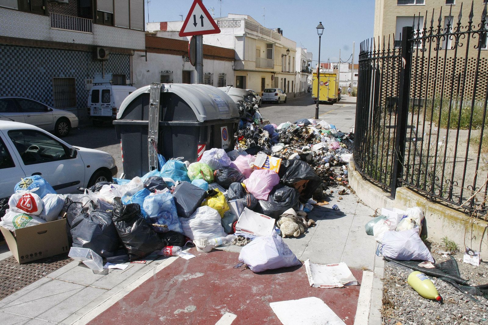 Acumulación de basura en las calles de El Puerto.
