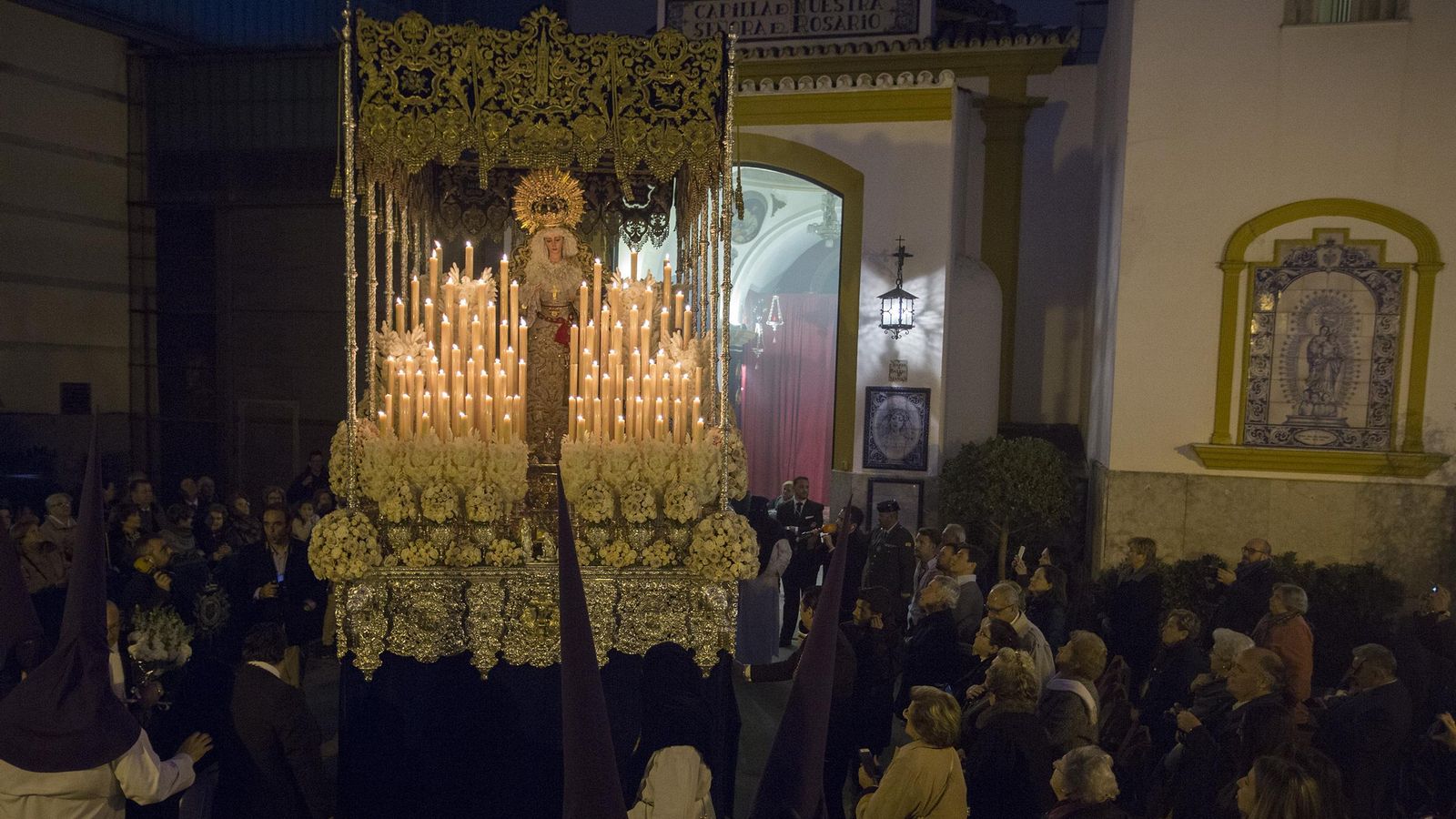 La Virgen de Guadalupe saliendo de la Capilla del Rosario.
