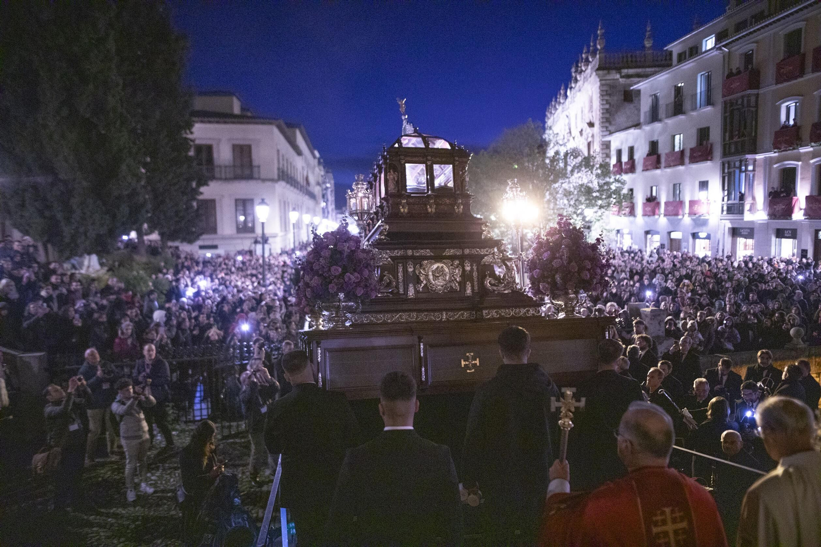 Fotos: Sepulcro hace su estación de penitencia