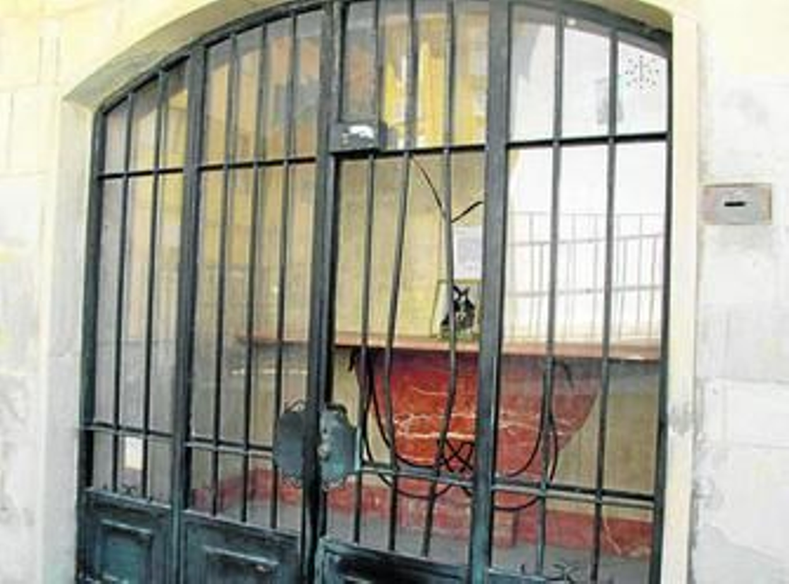 Exterior de la capilla en la que se produjo el robo, tras forzar la reja.