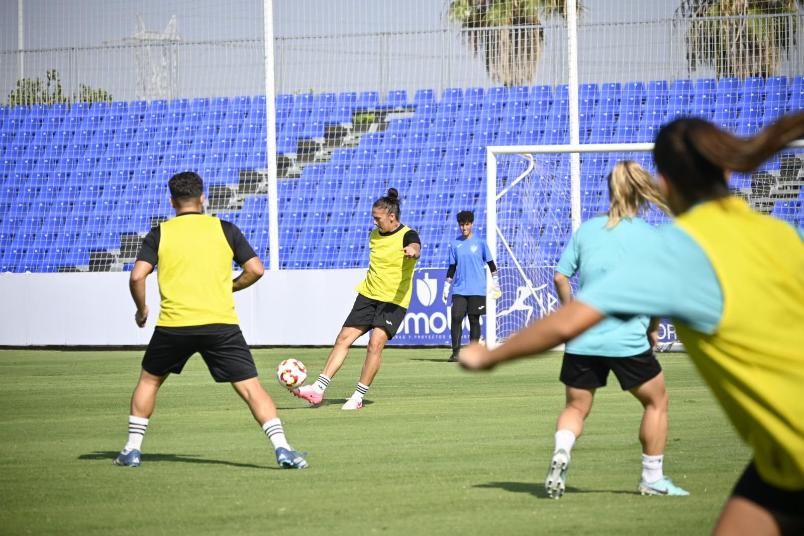 Entrenamiento del Sporting de Huelva a puertas abiertas, en imágenes