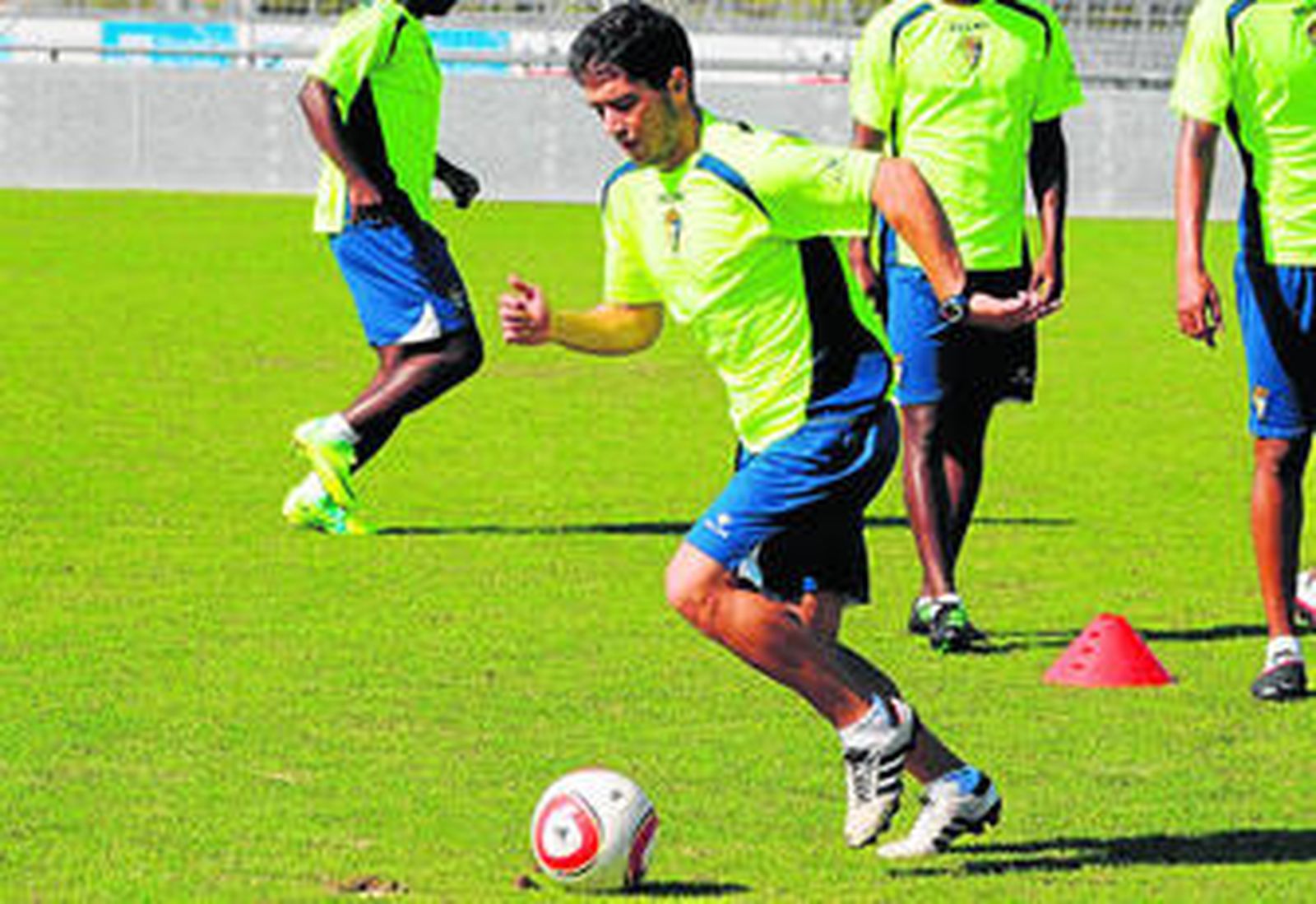 Dieguito conduce el balón durante el entrenamiento celebrado ayer en El Rosal.