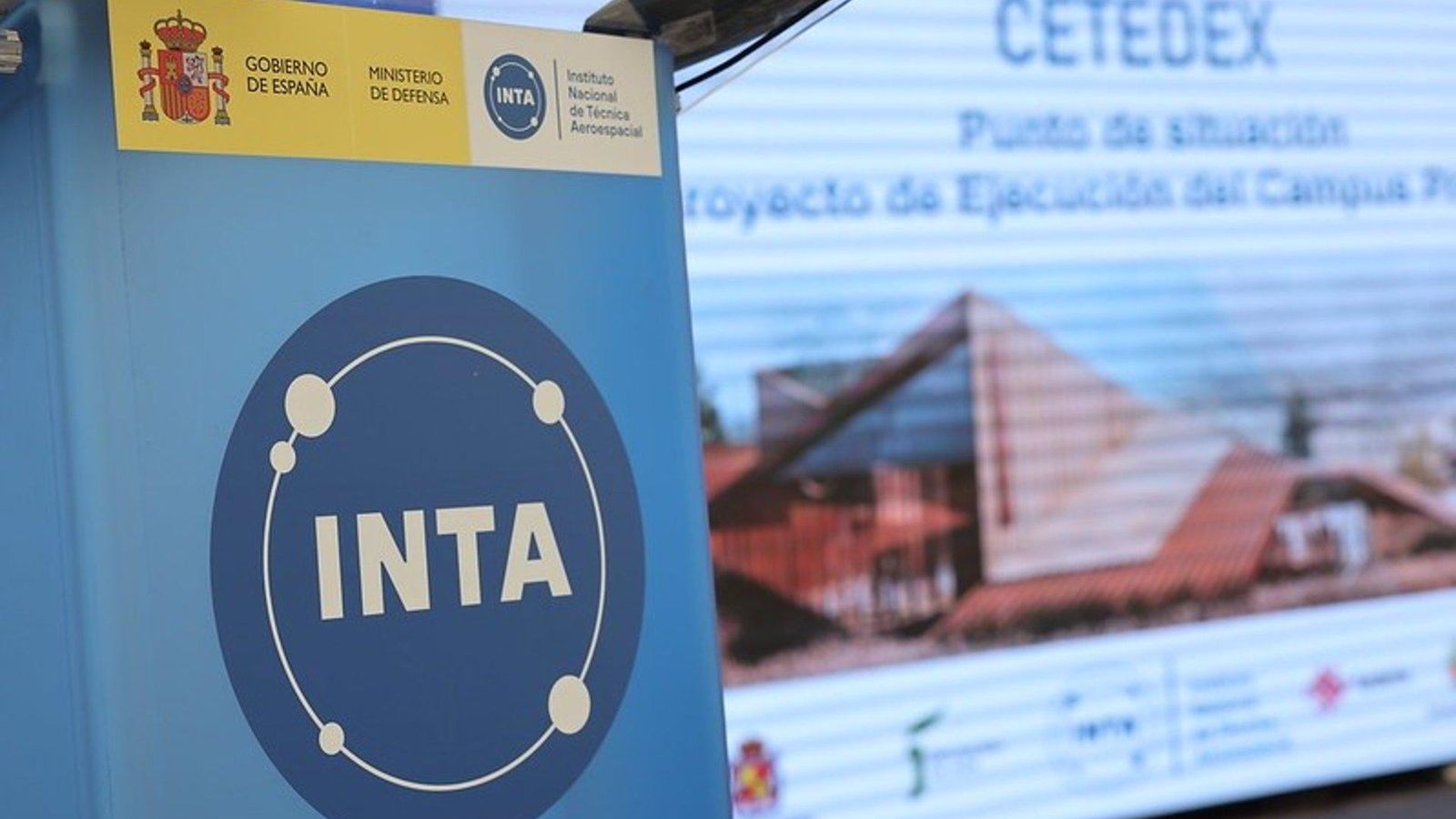 Detalle del atril y la pantalla en una visita institucional a los terrenos del Cetedex.