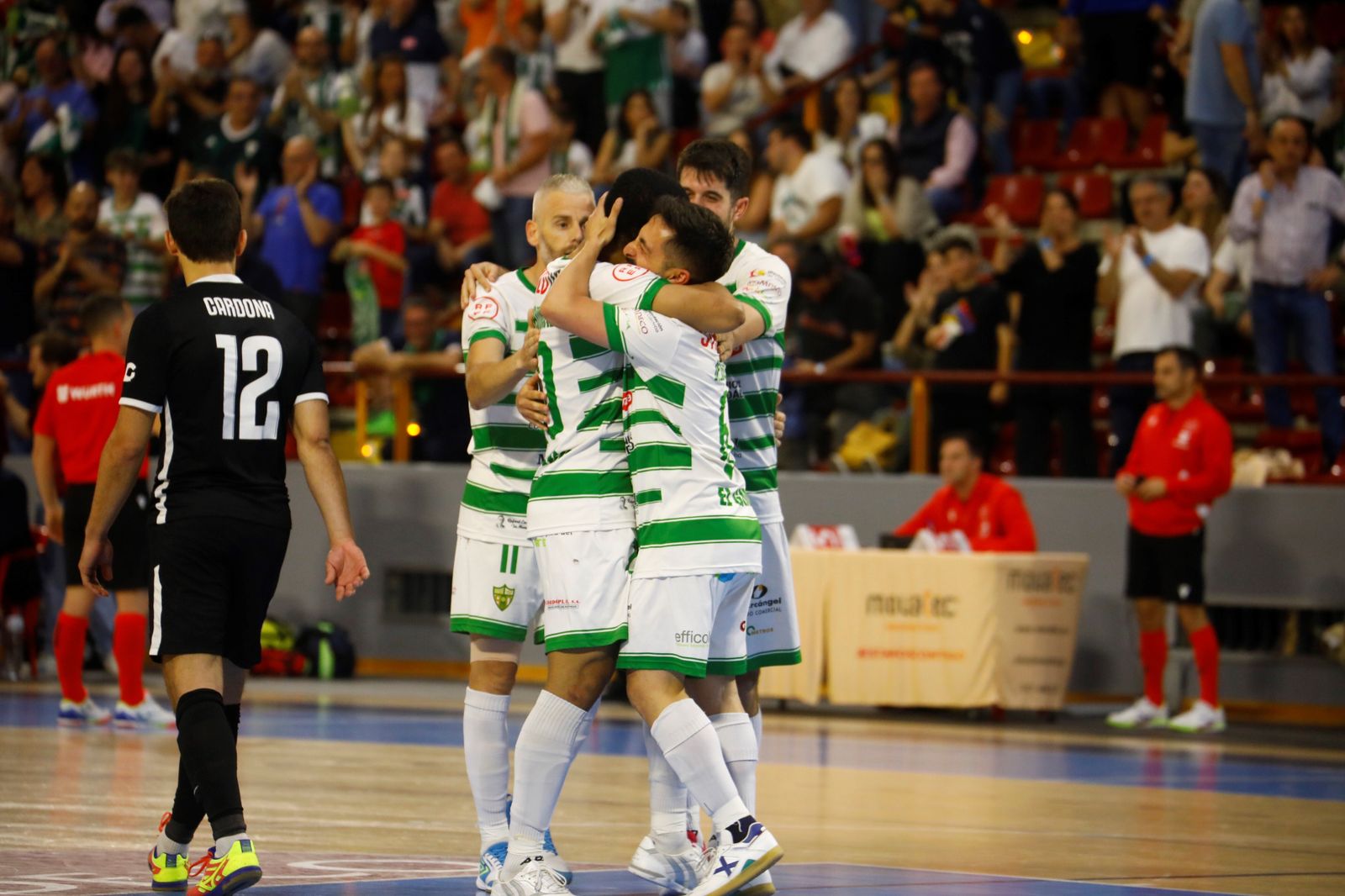 Jesulito, Muhammad, Miguelín e Ismael se abrazan tras un gol.