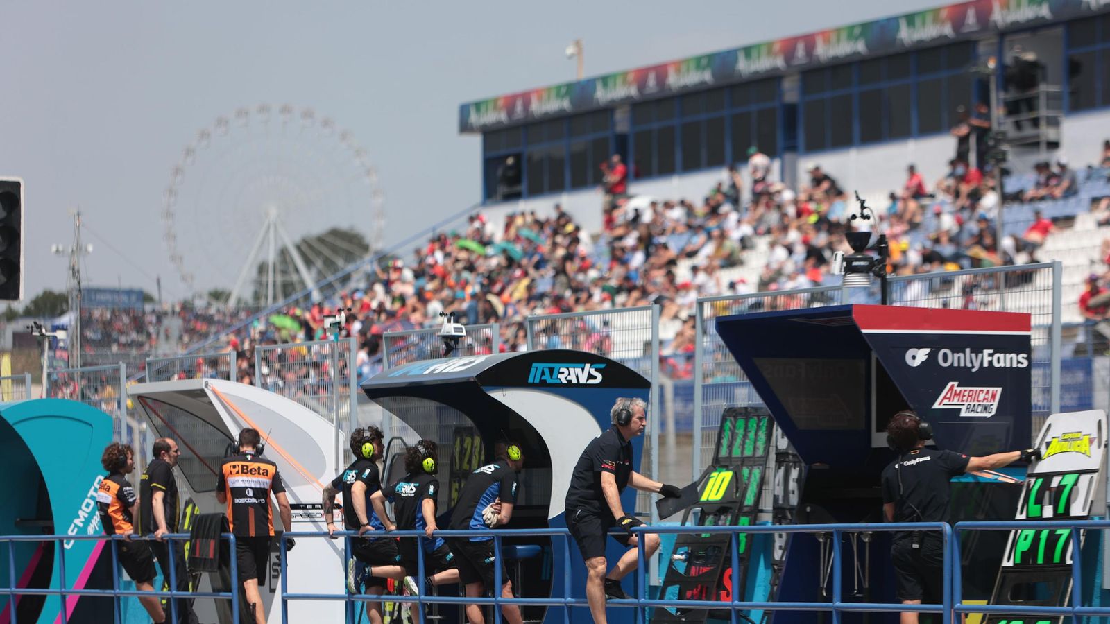 Imágenes de boxes en los entrenamientos del Viernes de Moto2 en Jerez