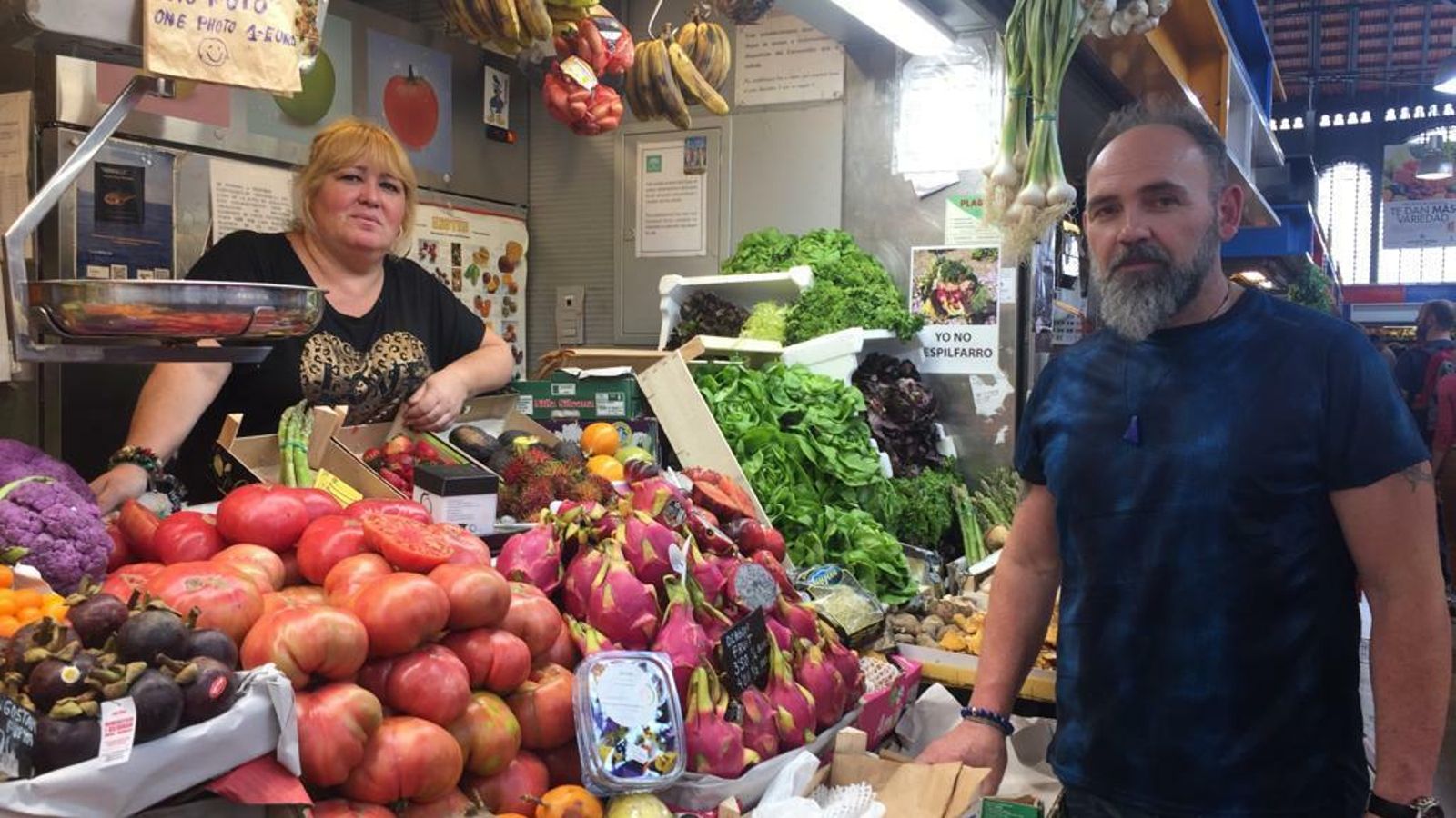 Salomé y Antonio en su puesto de verduras y frutas exóticas.