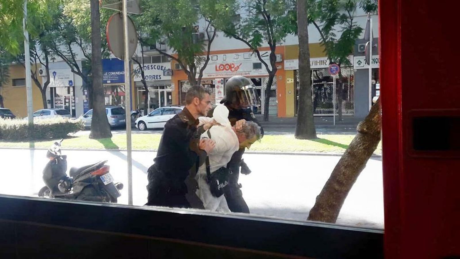 Un momento de la detención de uno de los atracadores tomada desde dentro de la sucursal.