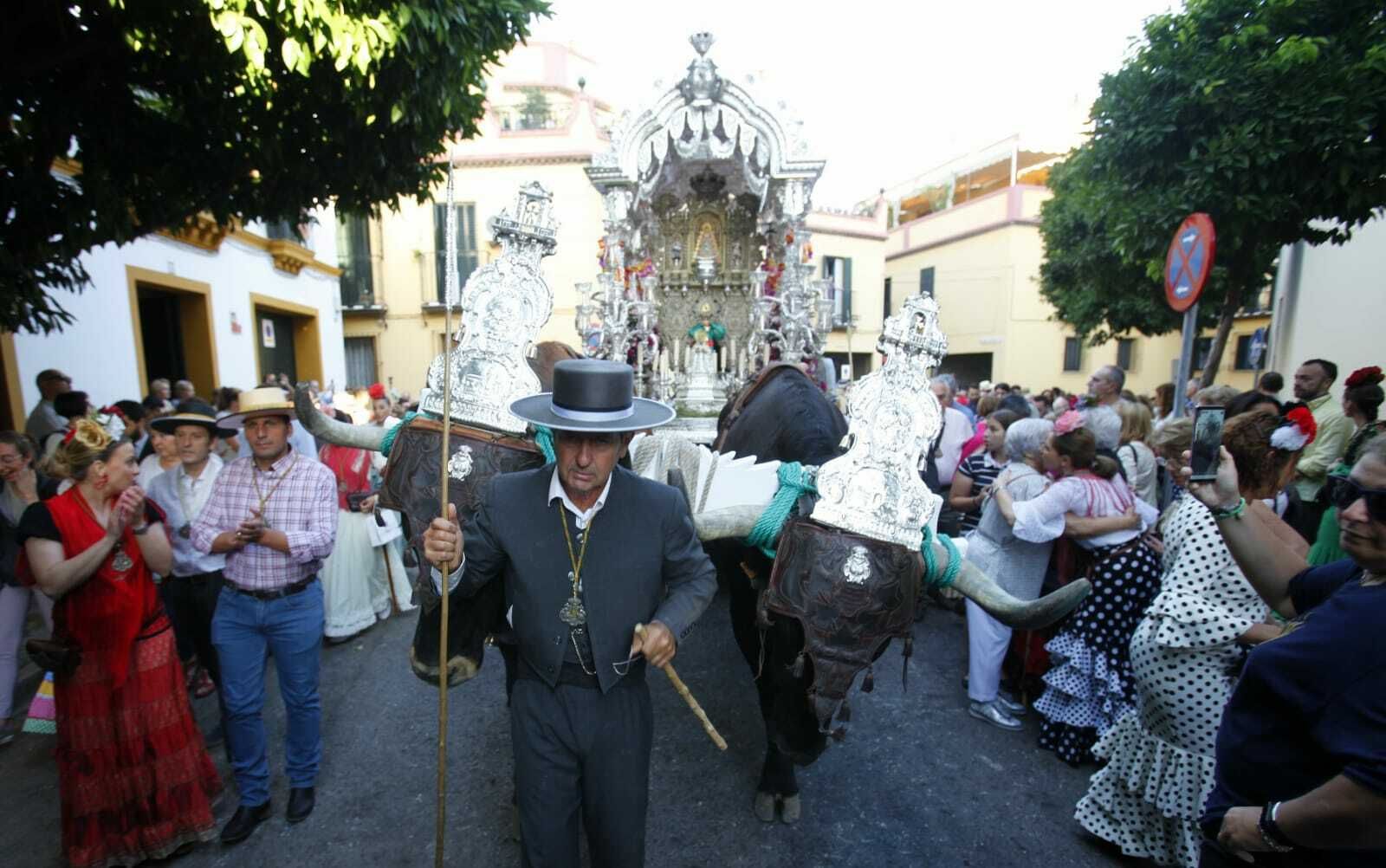 La salida de la Hermandad del Rocío de la Macarena, en imágenes