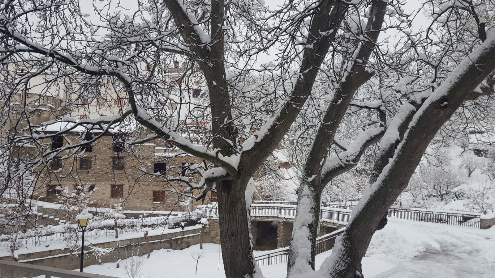 Imagen de estampa del Castillo de Vélez-Blanco con su vegetación externa cubierta de nieve.