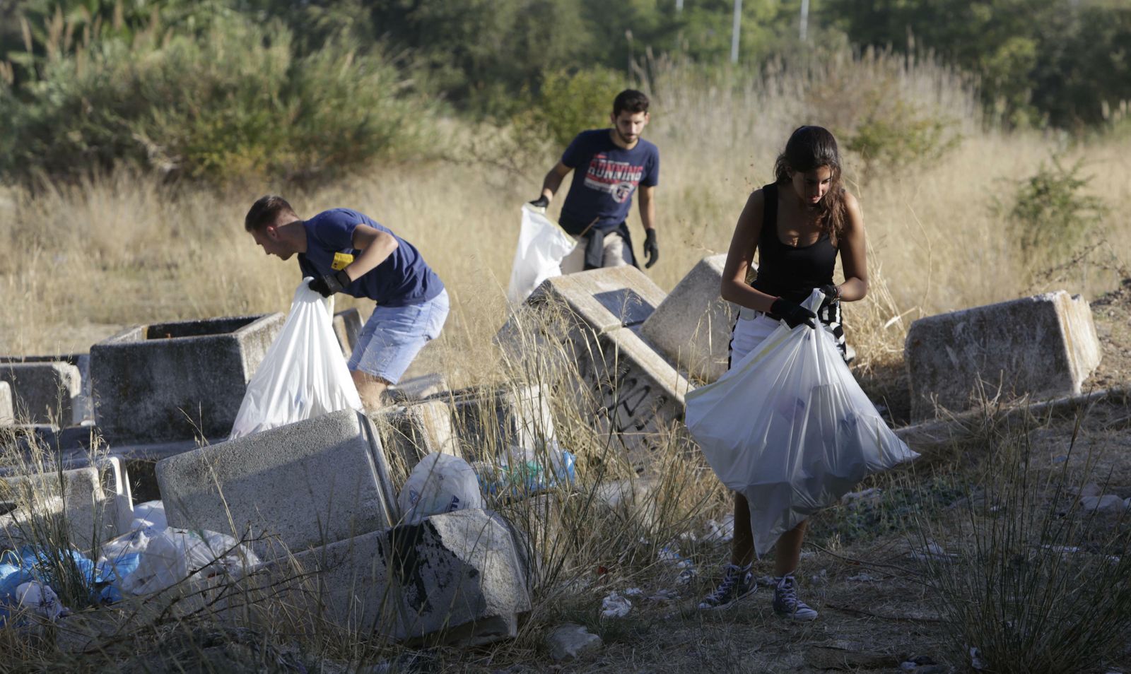 Recogida de basuras junto al río por el proyecto Mares Circulares.