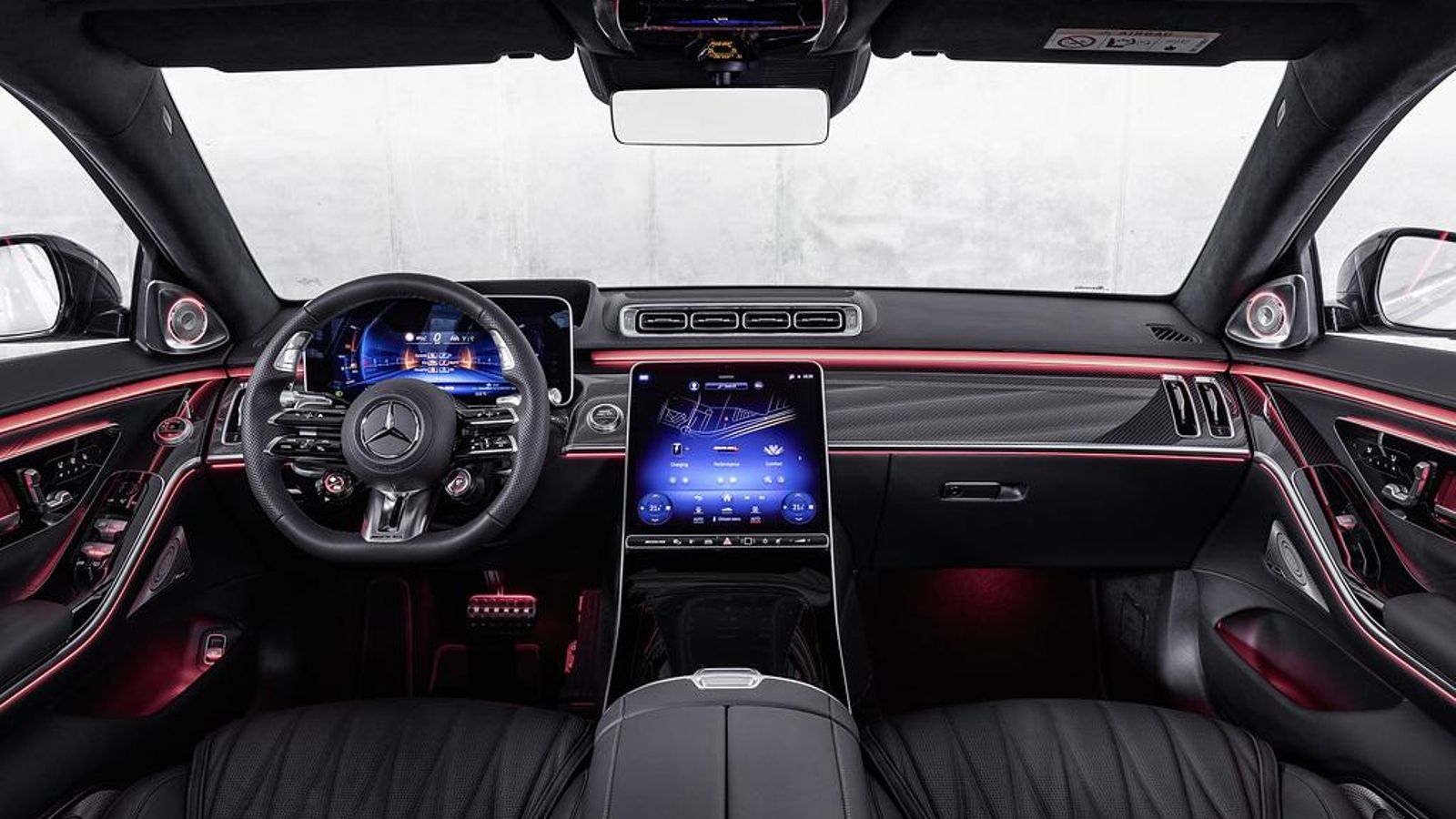 El volante AMG Performance, con su característico diseño de radios dobles y los botones de la palanca de cambios, también contribuye al aspecto típico de la marca.