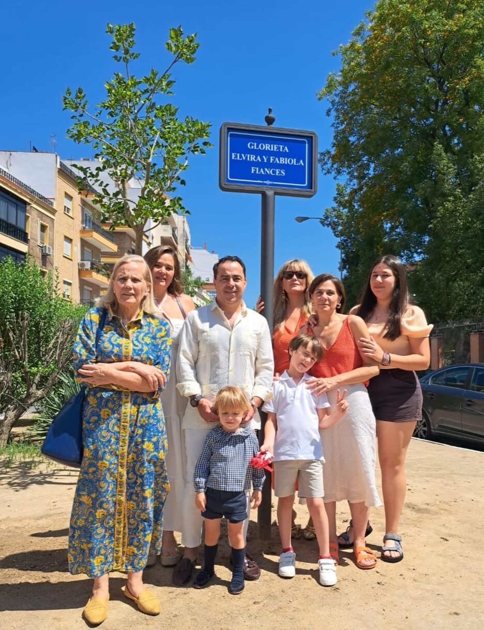 Foto completa de la familia Fiances que ha acudido al acto de rotulación.