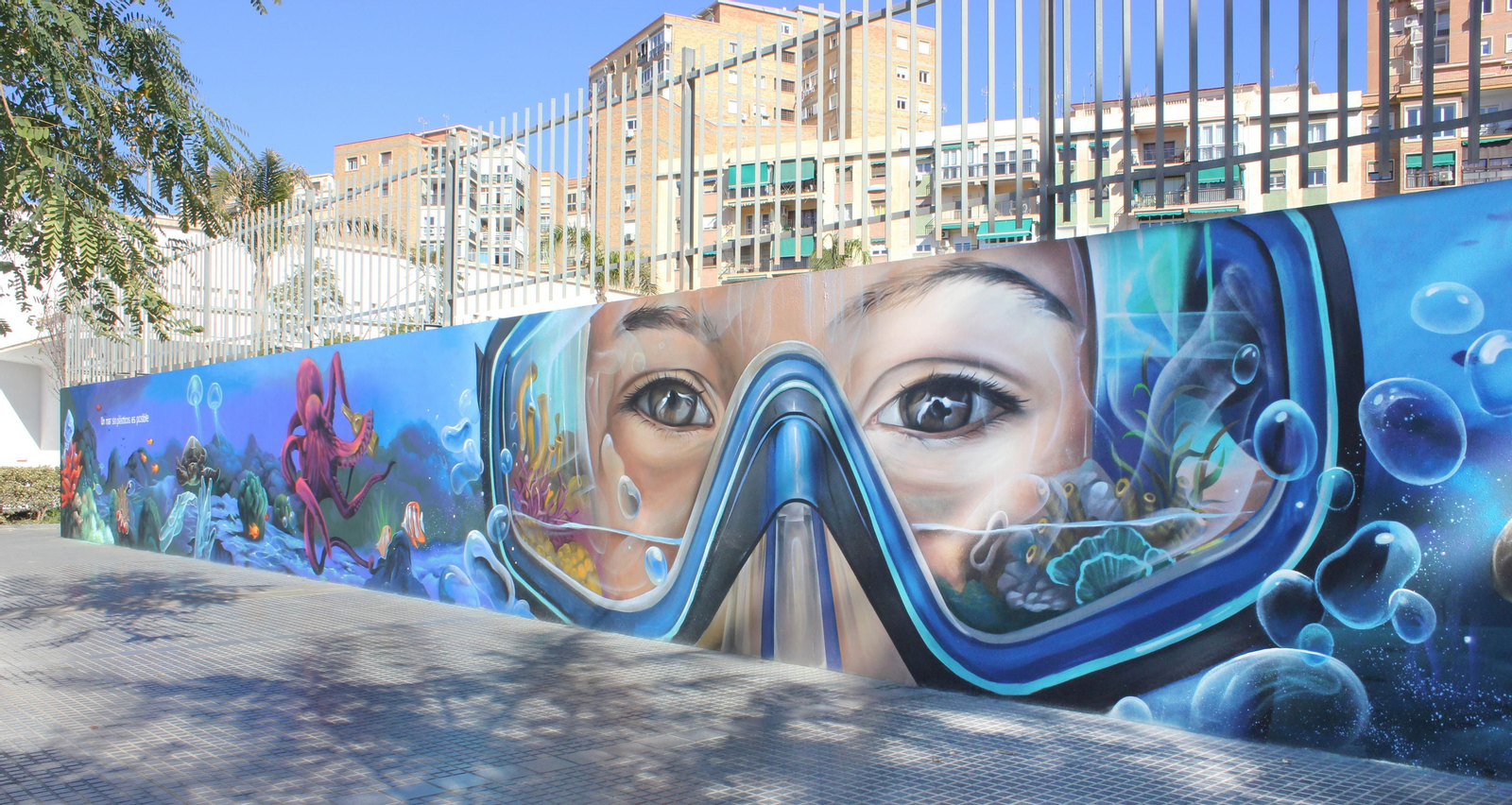 Mayoral crea un mural en Málaga inspirado en dibujos de niños para destacar la necesidad de cuidar el medioambiente