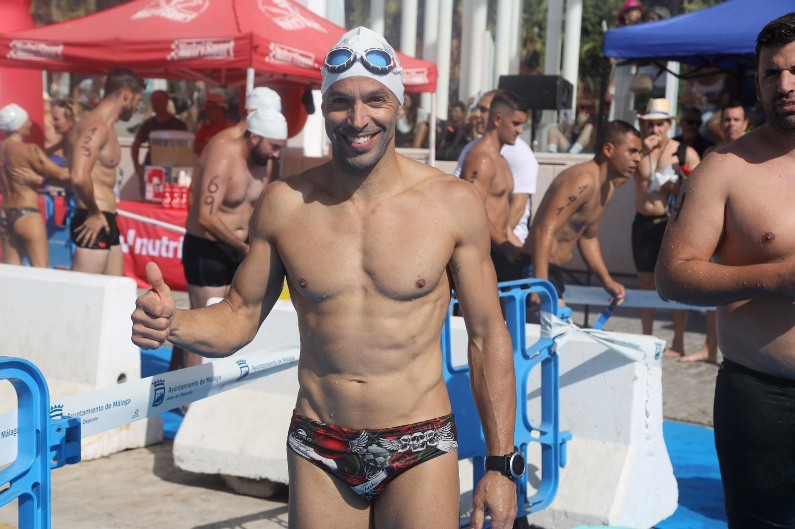 La travesía a nado del puerto de Málaga, en imágenes