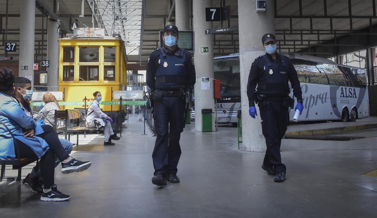 La resistencia en las calles de Sevilla por el estado de alarma: de Santa Justa a Plaza de Armas