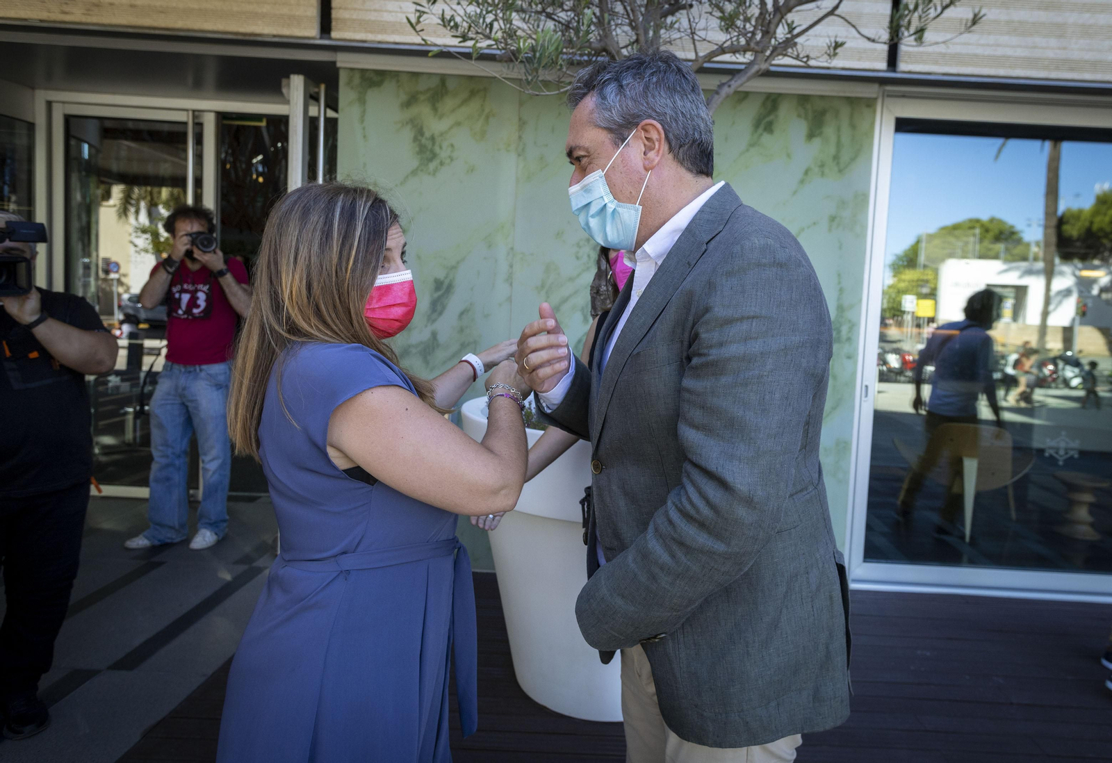 Irene García y Juan Espadas en la ejecutiva provincial del PSOE celebrada en julio.