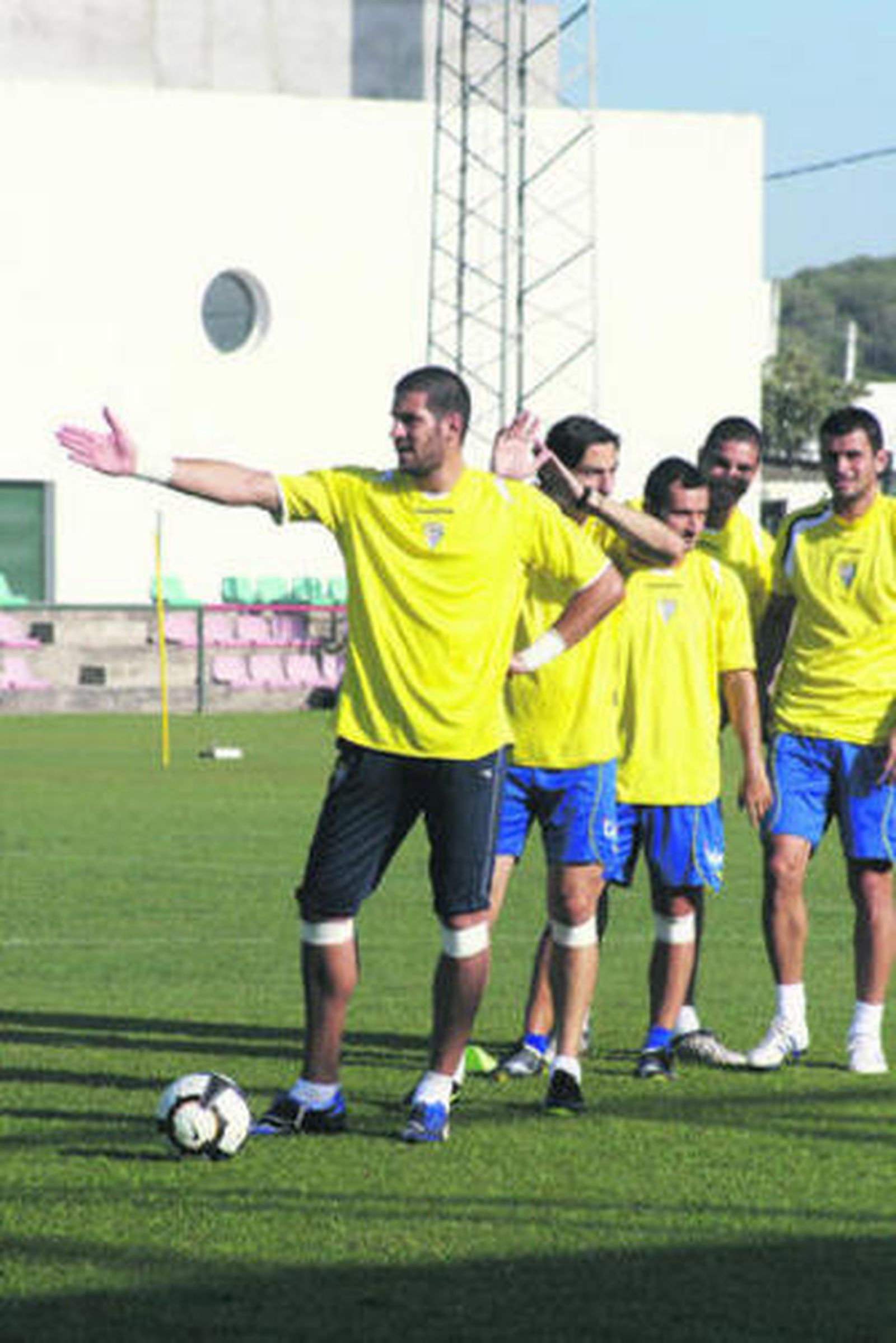 Casilla realiza una indicación estirando el brazo derecho.