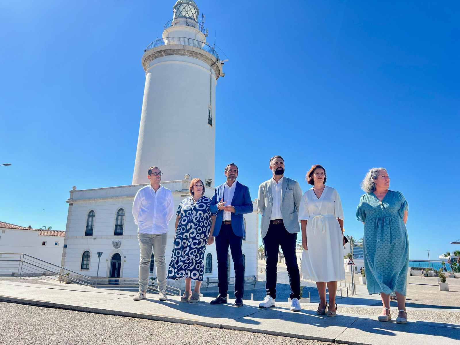 Concejales socialistas posan junto a la Farola.