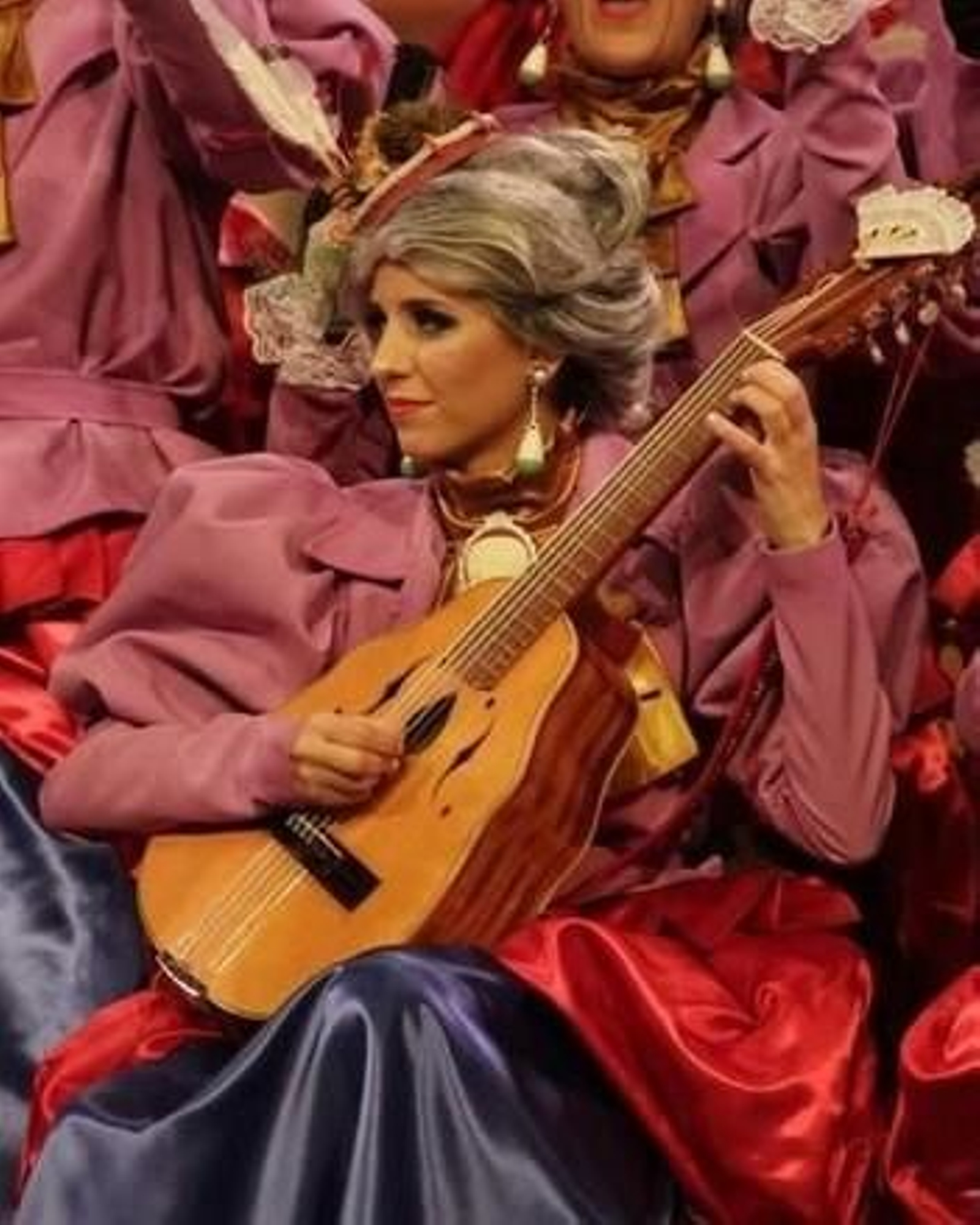 Añiko Delgado, tocando el laúd en el coro 'La dama de Cádiz'