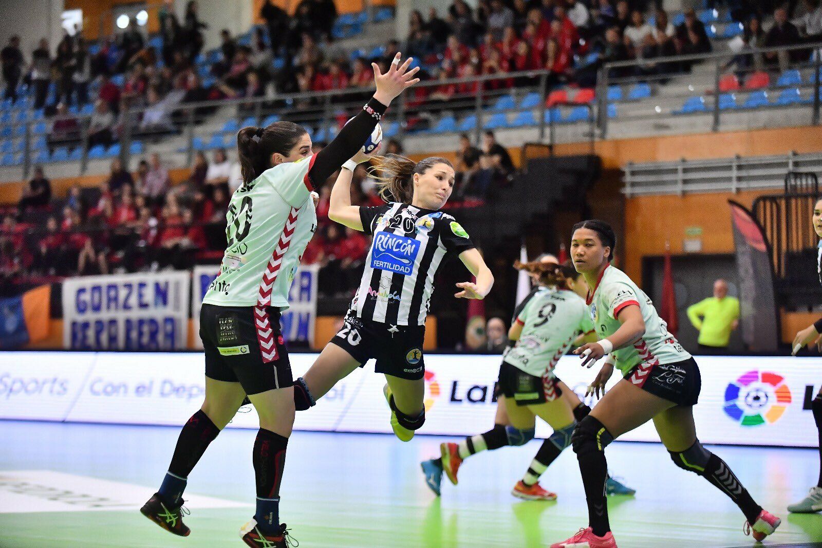 Espe López lanza a portería.