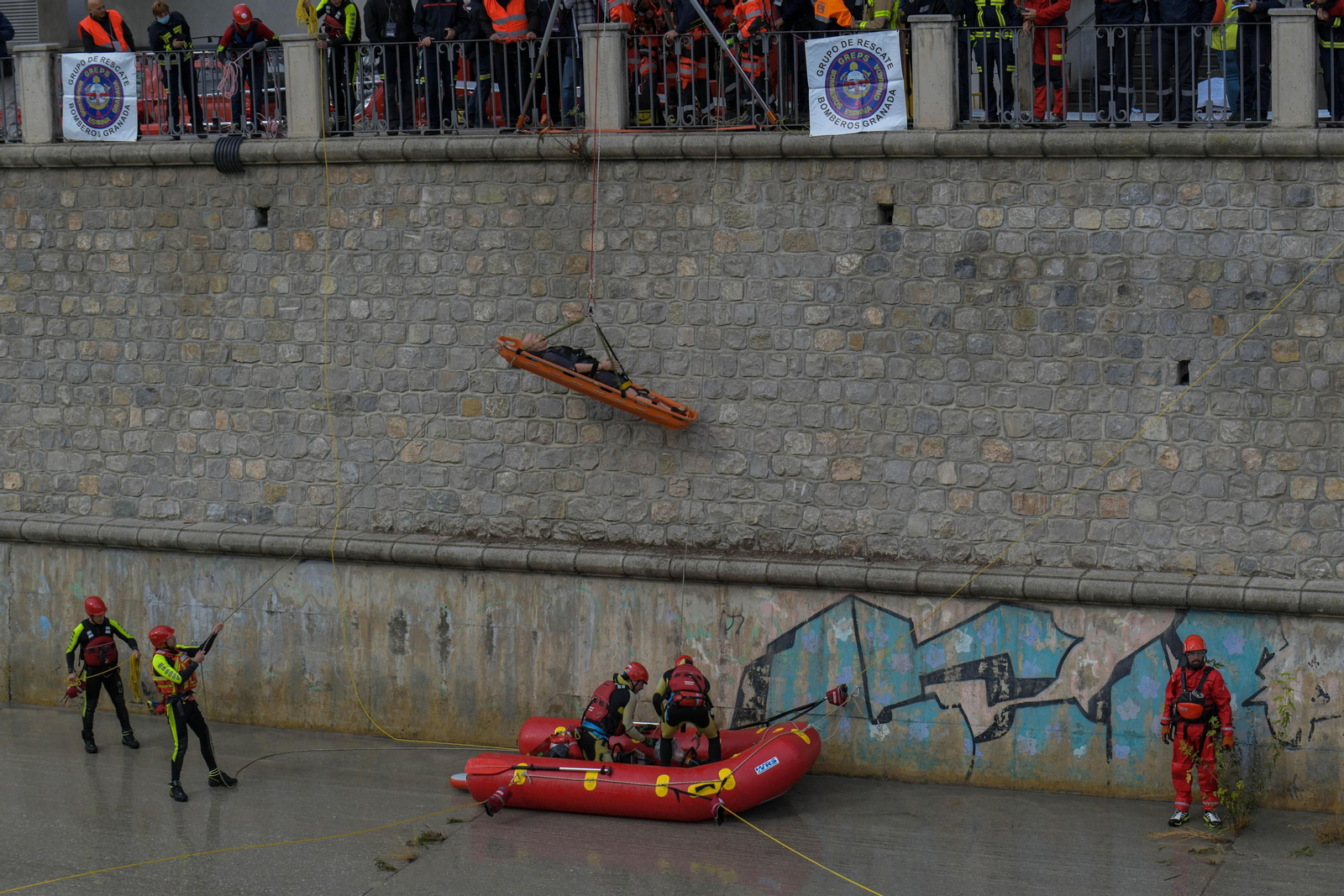 Fotos: Las mejores imágenes del simulacro de rescate de un coche accidentado en el río Genil de Granada