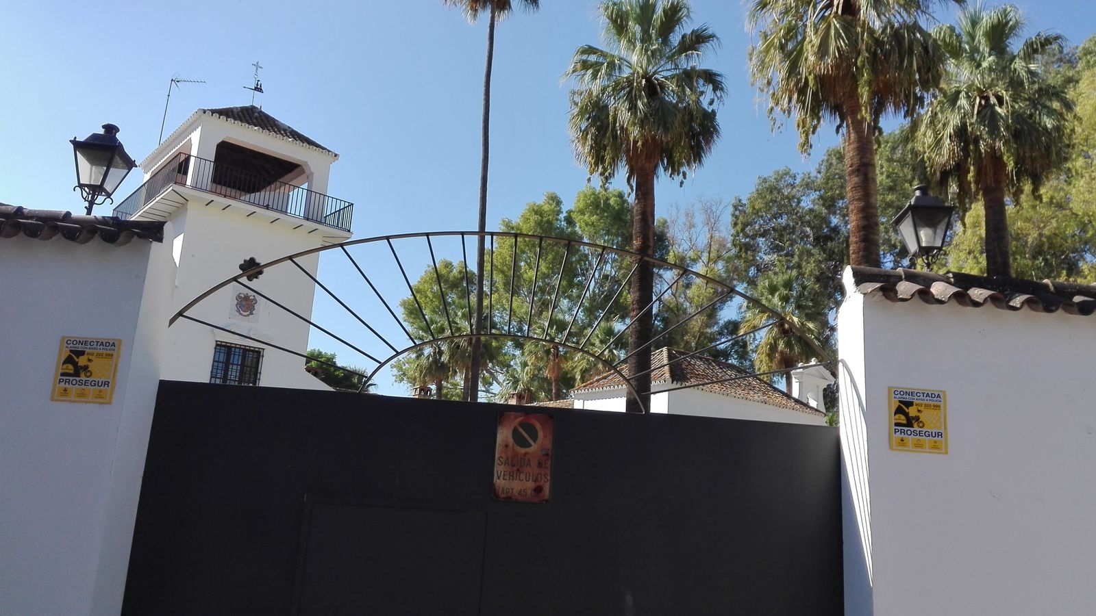 El cortijo que acoge el salón de celebraciones Huerta de las Palmeras, que linda por detrás con las viviendas.