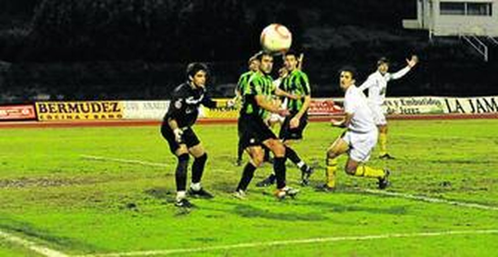 El San Roque perdió en el primer partido de su defensa del título de la Copa Federación conquistado la pasada campaña. Arriba, un lance del choque en el embarrado Manuel Calzado.