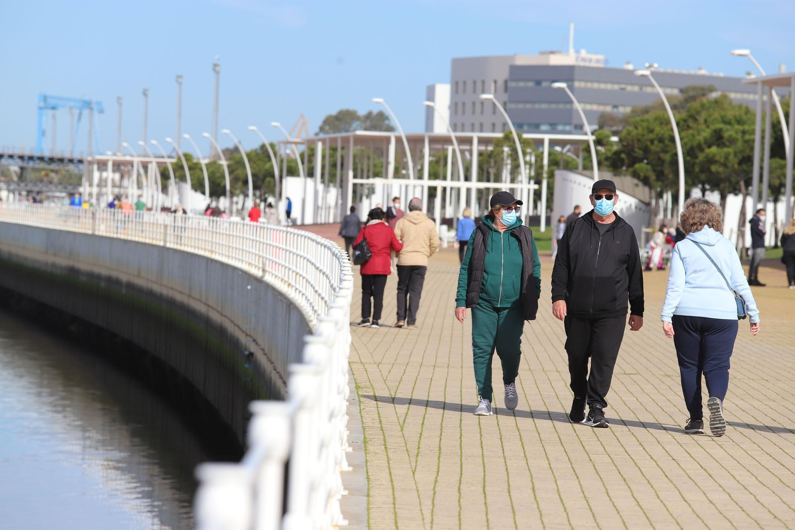 El buen tiempo del sábado llena de onubenses el Paseo de la Ría