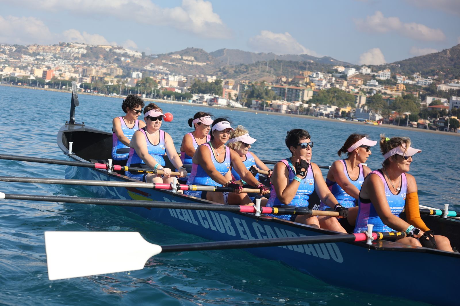 Más de 100 mujeres supervivientes de cáncer participan este sábado en una Regata Nacional en Málaga