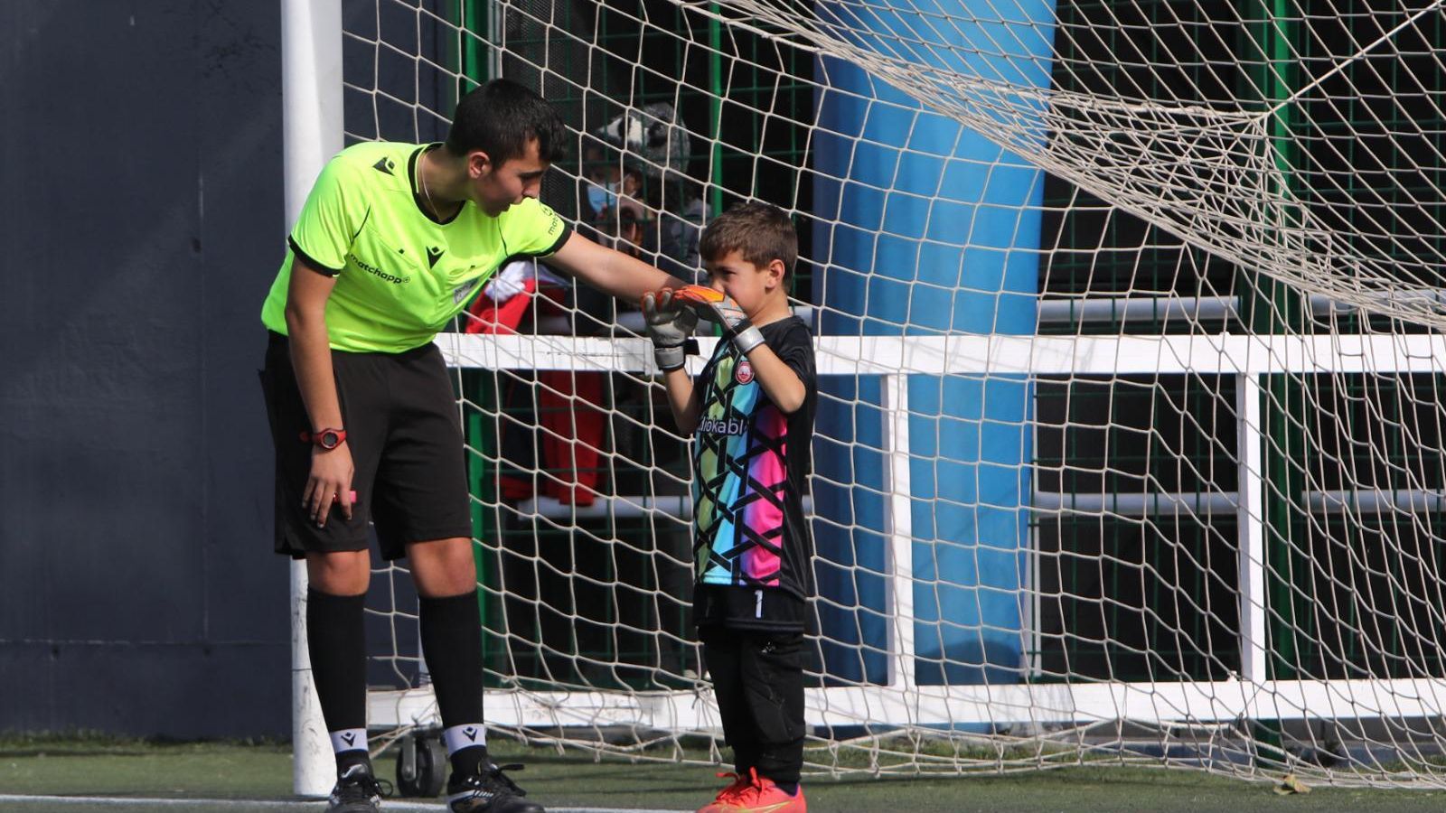 Izan Barbero consuela a uno de los jugadores.