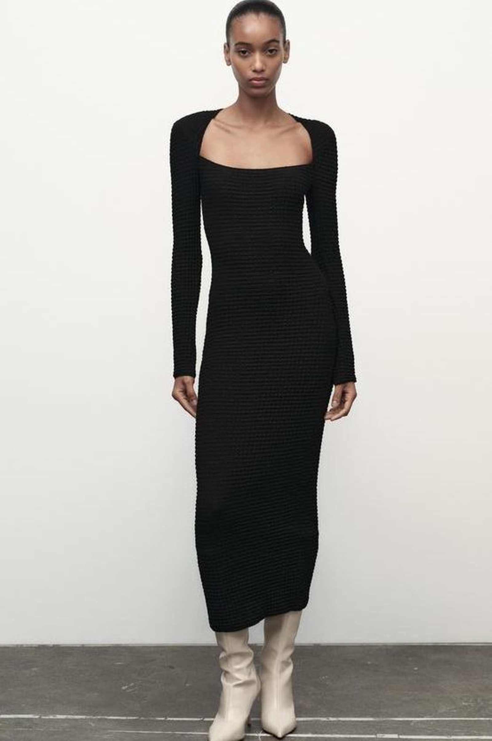 Vestido negro de Zara.