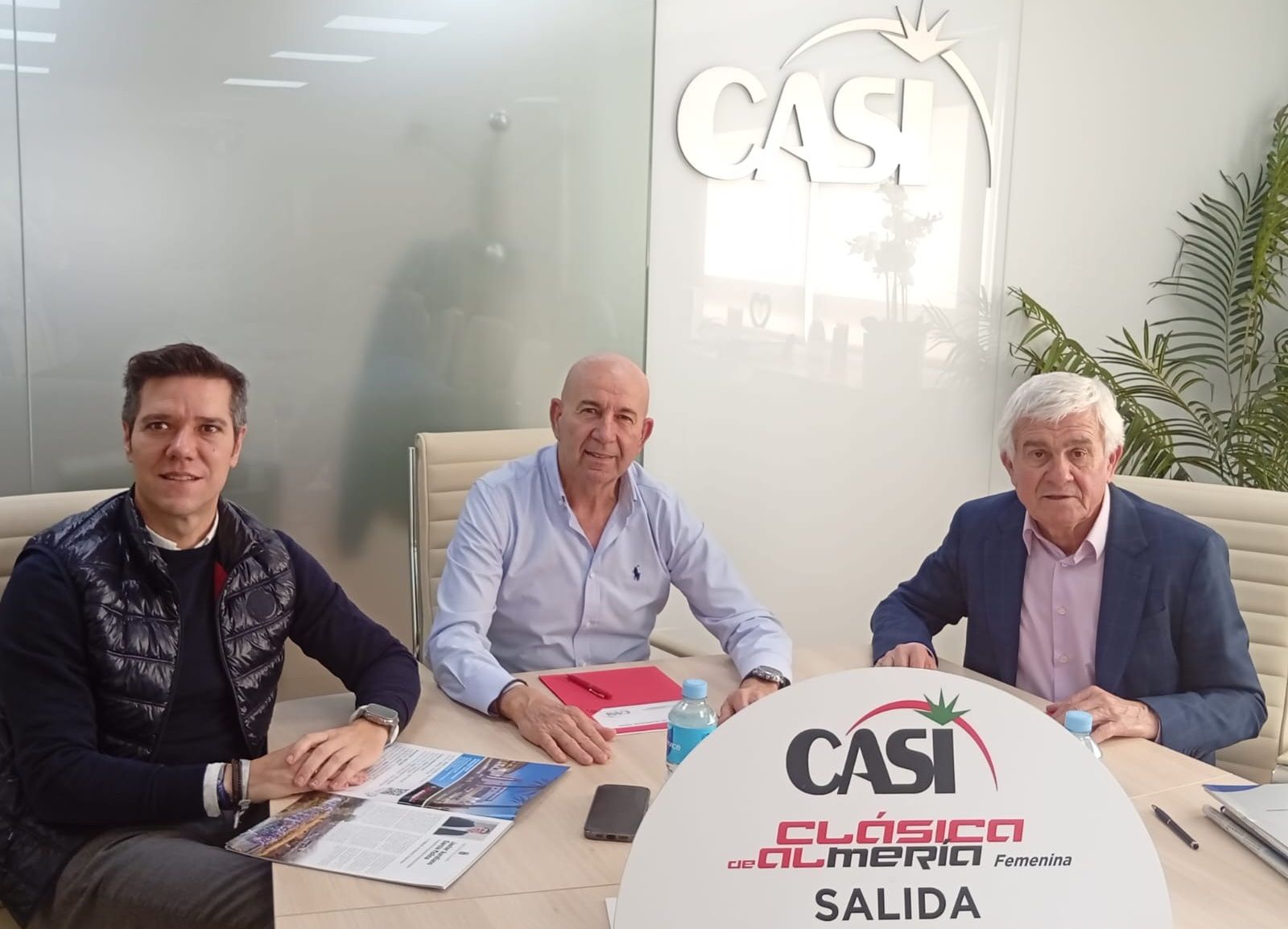 José Manuel Muñoz con los responsables de la Cooperativa CASI tras la firma del acuerdo.