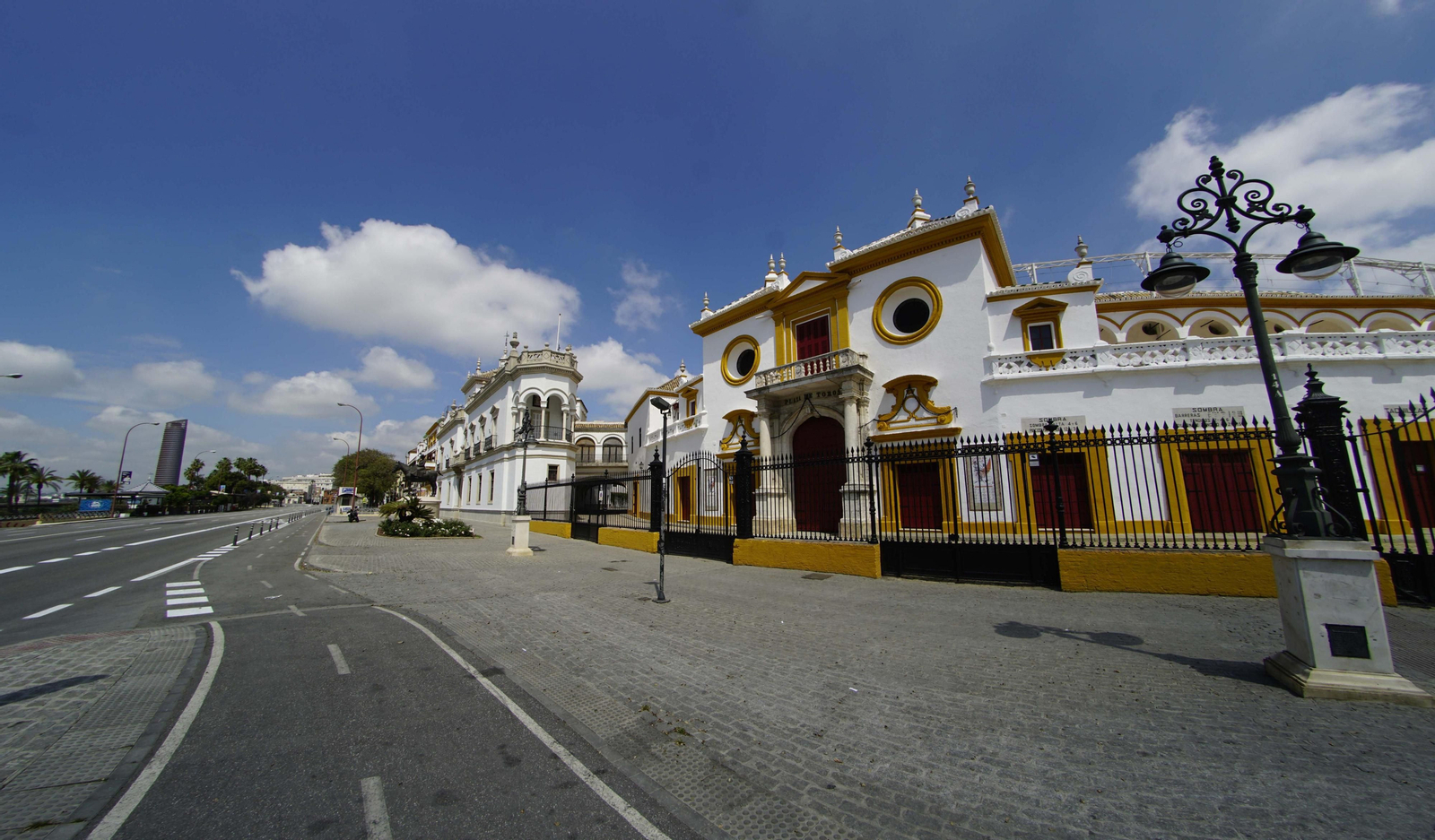La plaza de toros de la Maestranza, situada en el Paseo de Cristóbal Colón, cerrada por la alerta sanitaria provocada por el coronavirus.