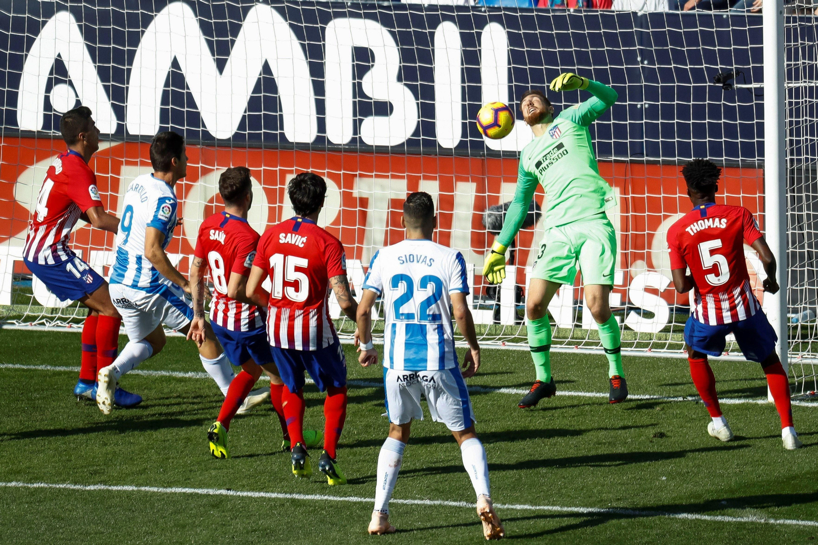 El balón se dirige a al portería en la jugada del gol del empate.