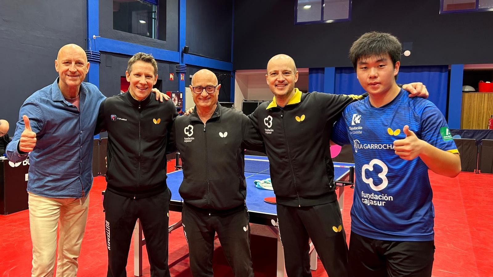 Los palistas prieguenses celebran su triunfo junto a Luis Calvo y Jesús Machado.