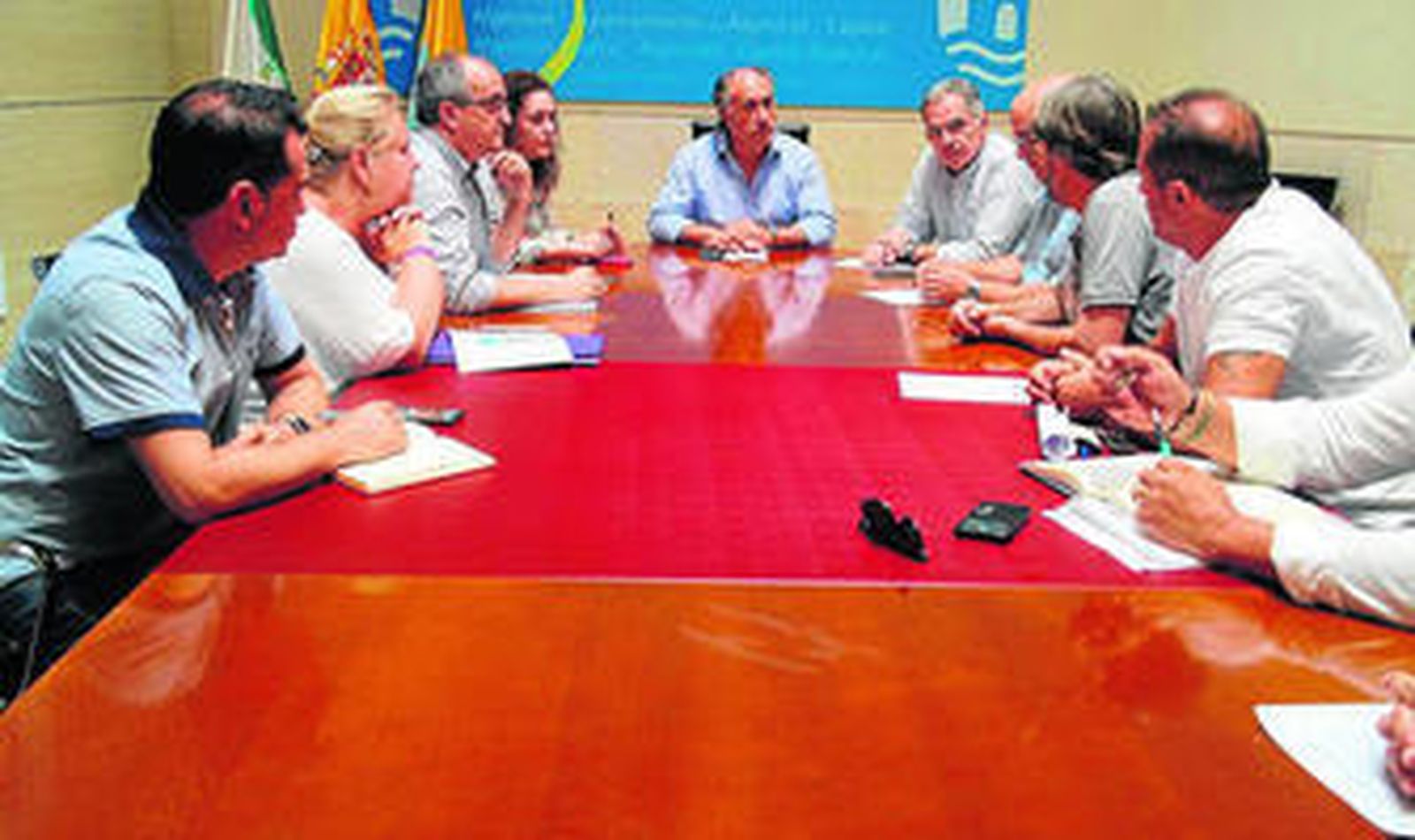 El alcalde, José Ignacio Landaluce, y los portavoces municipales durante la reunión con los representantes de la plantilla de SAM Algeciras.