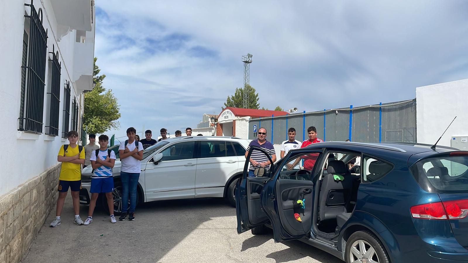 Estudiantes y padres a las puertas del IES de Nuestra Señora de Alharilla.