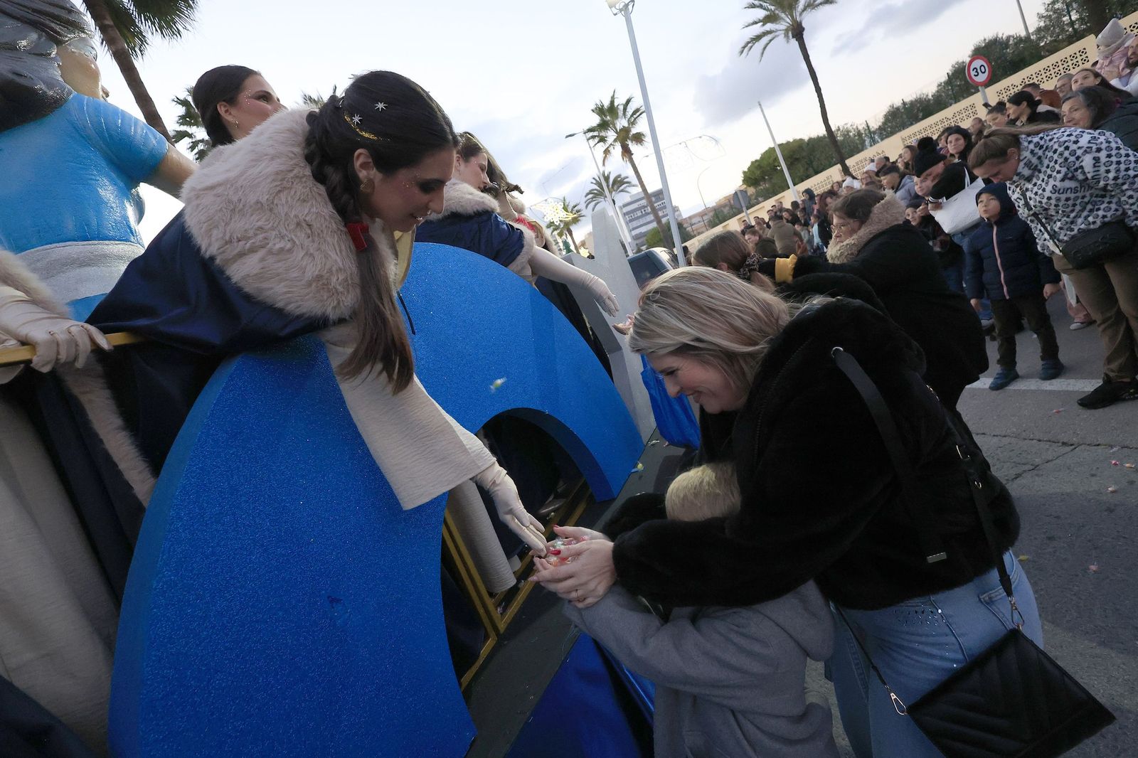 Búscate en las fotos de la cabalgata de Reyes Magos 2026 en La Línea