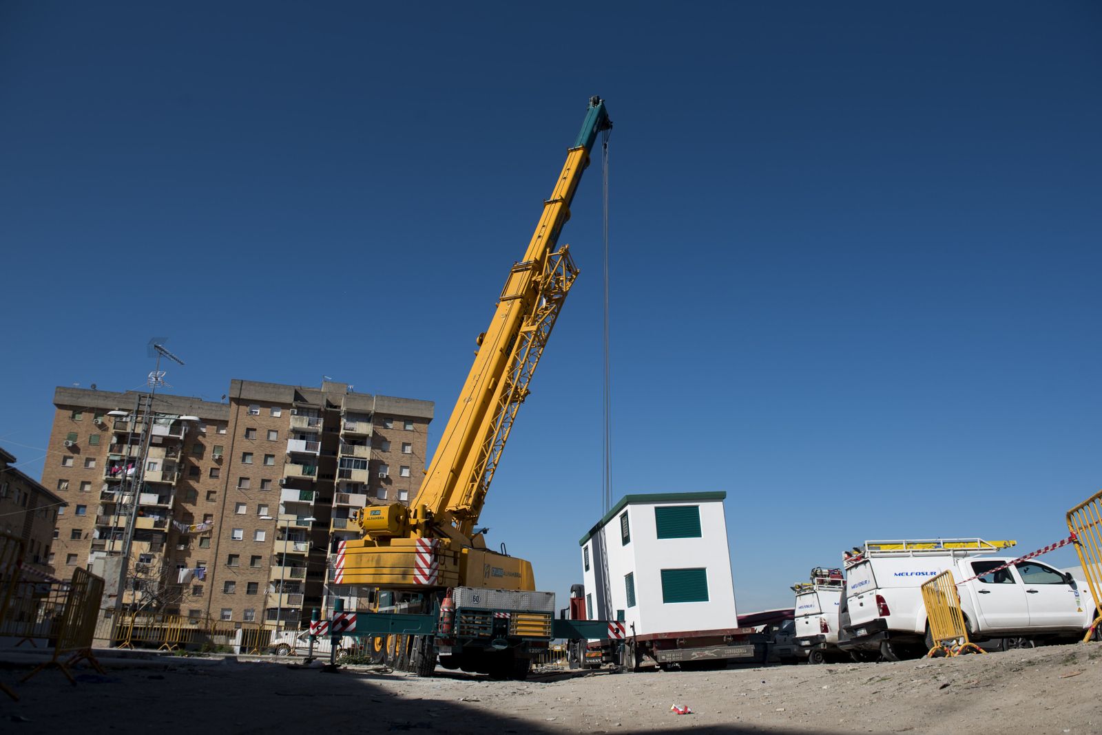 Las imágenes de la instalación del nuevo transformador de la zona Norte de Granada