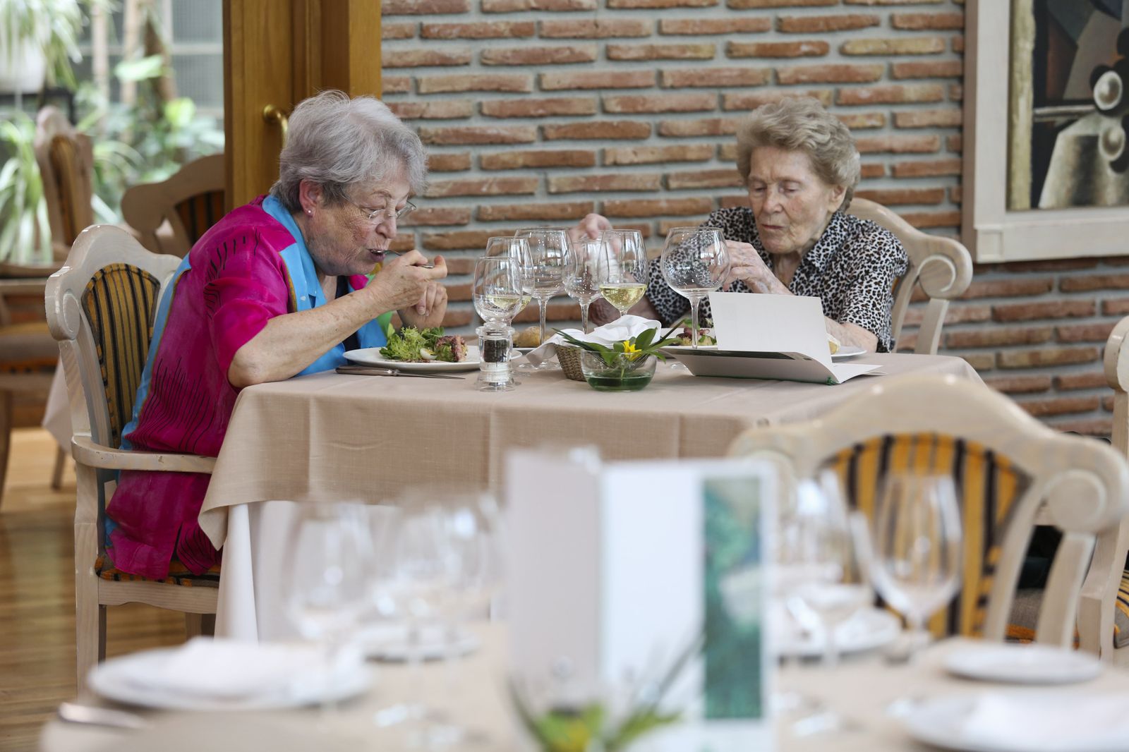 Dos comensales almuerzan en La Cónsula el pasado 17 de mayo, fecha de reapertura del restaurante.