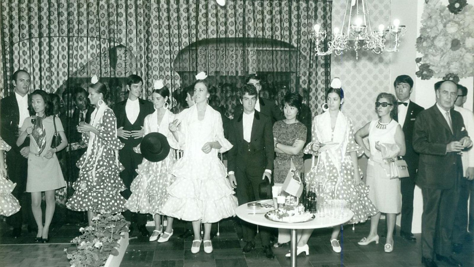 Mujeres de la Sección Femenina de Jerez junto a turistas.