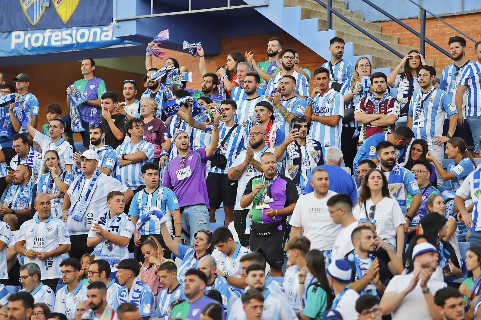 Ambiente en las gradas del Nuevo Colombino en el Recreativo de Huelva y Málaga