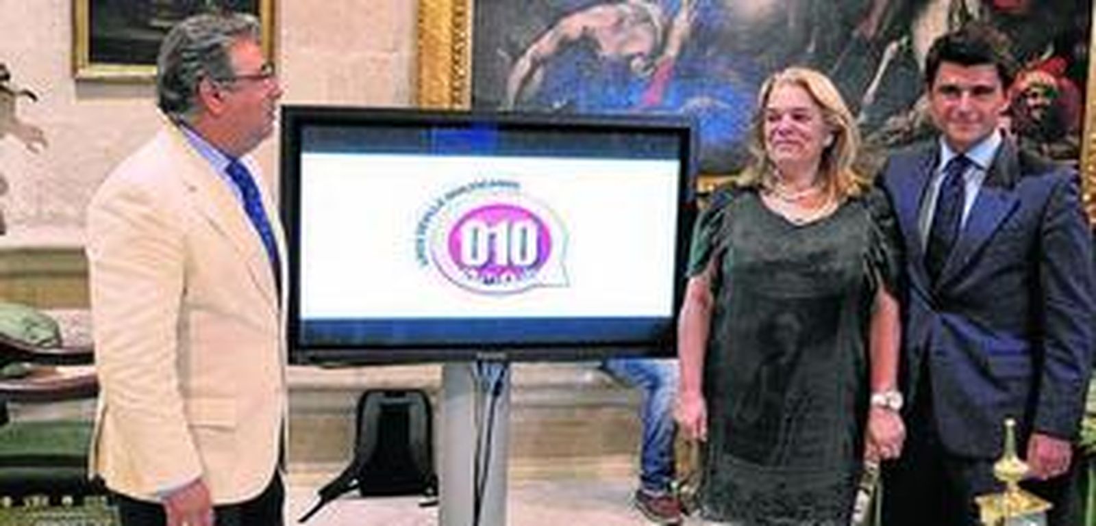 El alcalde y los delegados, en el acto de presentación.