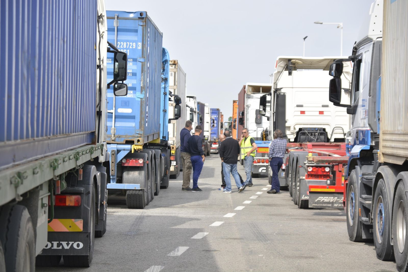 Varios camioneros, a la entrada del puerto de Algeciras.