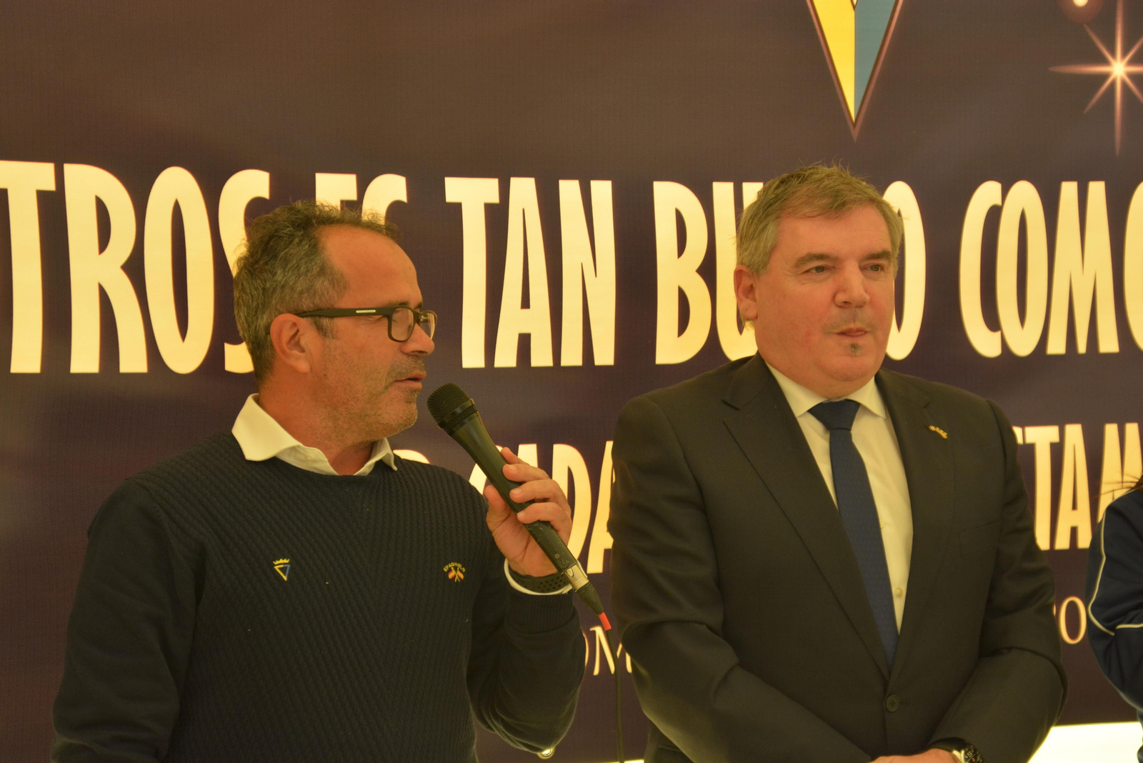 Cervera, en compañía de Vizcaíno, toma la palabra en el momento del brindis.